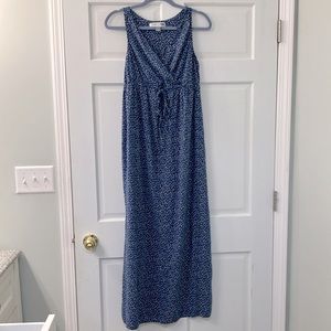 Old Navy maternity dress size Medium.